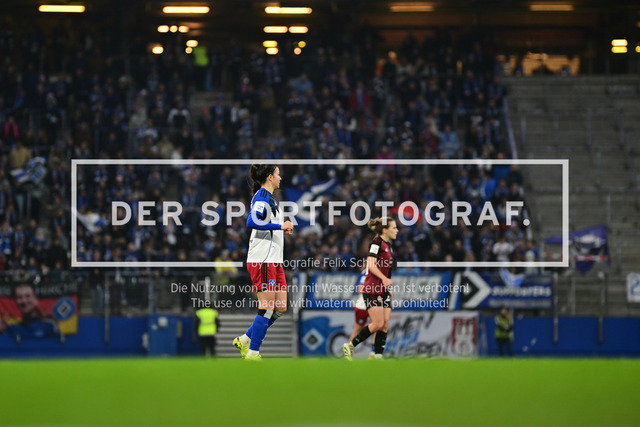 Fußball I Frauen I Saison 2025-2026 I Bundesliga I 10. Spieltag I Hamburger SV - 1. FC Nürnberg I 48592 | Vildan Kardesler (7, Hamburger SV) vor den HSV Fans - Realisiert mit Pictrs.com