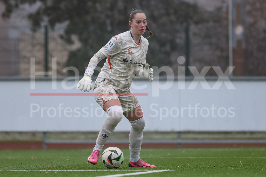 Fussball, Testspiel Frauen, Borussia Mönchengladbach - SV Werder Bremen | v.li.: Luisa Palmen (Torhüterin, Torwart, Borussia Mönchengladbach, 23) am Ball, Freisteller, Einzelbild, Ganzkörper, Aktion, Action, Spielszene