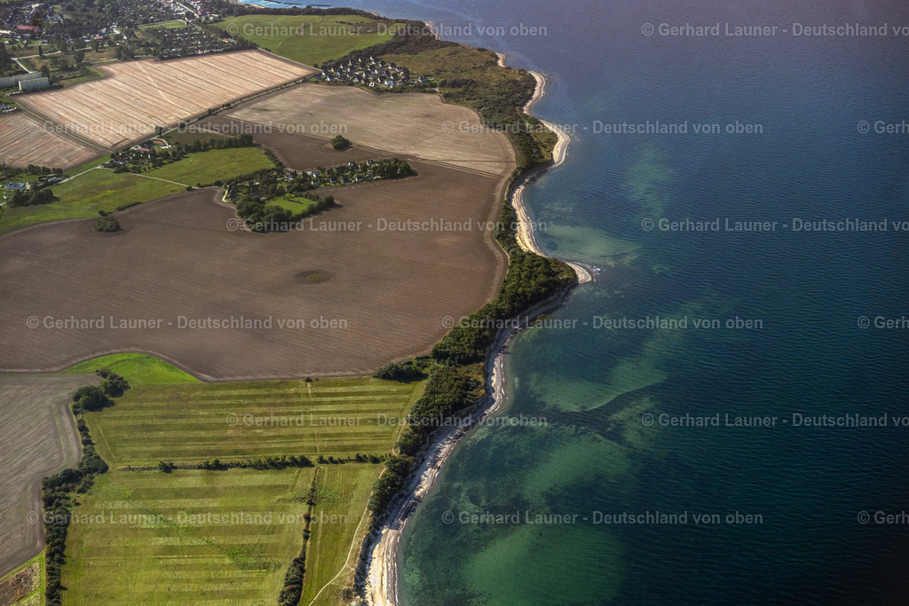 4061470 | DRANSKE 08.09.2021 Wasseroberfläche an der Meeres- Küste mit Ferienhaus- Siedlungen entlang des "Strand Goos" in Dranske im Bundesland Mecklenburg-Vorpommern, Deutschland. // Water surface at the seaside with holiday home settlements in Dranske in the state Mecklenburg - Western Pomerania, Germany. Foto: Gerhard Launer