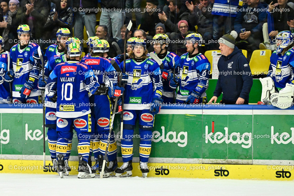 EC IDM Wärmepumpen VSV vs. STEINBACH BLACK WINGS LINZ  | Jubel EC VSV Mannschaft, #22 SCHERBAK Nikita EC VSV, #26 VAN NES Guus EC VSV, #10 VALLANT Thomas EC VSV, EC IDM Wärmepumpen VSV vs. STEINBACH BLACK WINGS LINZ , EC IDM Wärmepumpen VSV vs. STEINBACH BLACK WINGS LINZ  am 28.01.2025 in Villach (Stadthalle Villach), Austria, (Photo by Bernd Stefan)