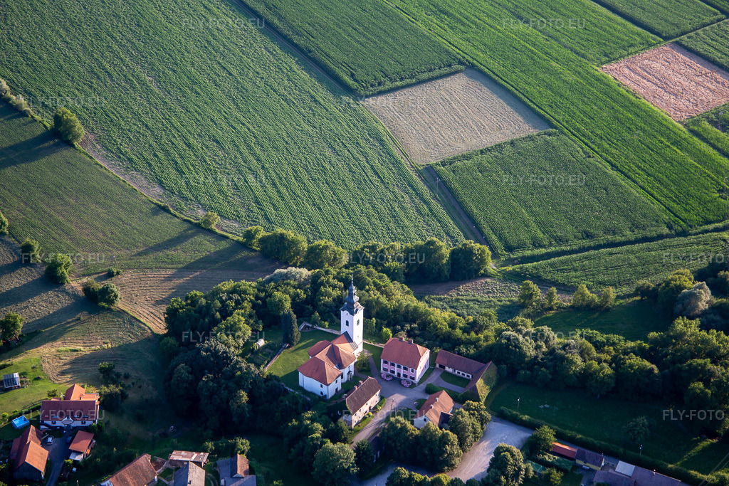 Vue aérienne: Église Saint-Martin pri Vurberku à le quartier Dvorjane in Duplek dans le département Slovénie, Slovénie – .Photo: IMG_137367.jpg prise le 08/07/2023 par Werner Riehm/FLY-FOTO.eu – Résolution de l'original: 5472 x 3648 px – domov