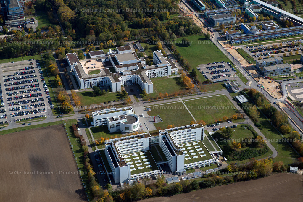 3703779 | ULM 13.10.2017 Gebäudekomplex des Institut Daimler TSS GmbH an der Wilhelm-Runge-Straße in Ulm im Bundesland Baden-Württemberg, Deutschland. Weiterführende Informationen bei: Mercedes-Benz Tech Innovation GmbH. // Building complex of the Institute Daimler TSS GmbH on street Wilhelm-Runge-Strasse in Ulm in the state Baden-Wurttemberg, Germany. Further information at: Mercedes-Benz Tech Innovation GmbH. Foto: Gerhard Launer