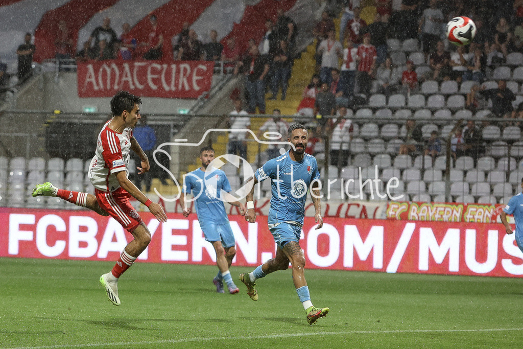FC Bayern Amateure - Türkgücü München | Lucas Fernando COPADO SCHROBENHAUSER (FCB #9) koepft ueber das Tor der Gaeste