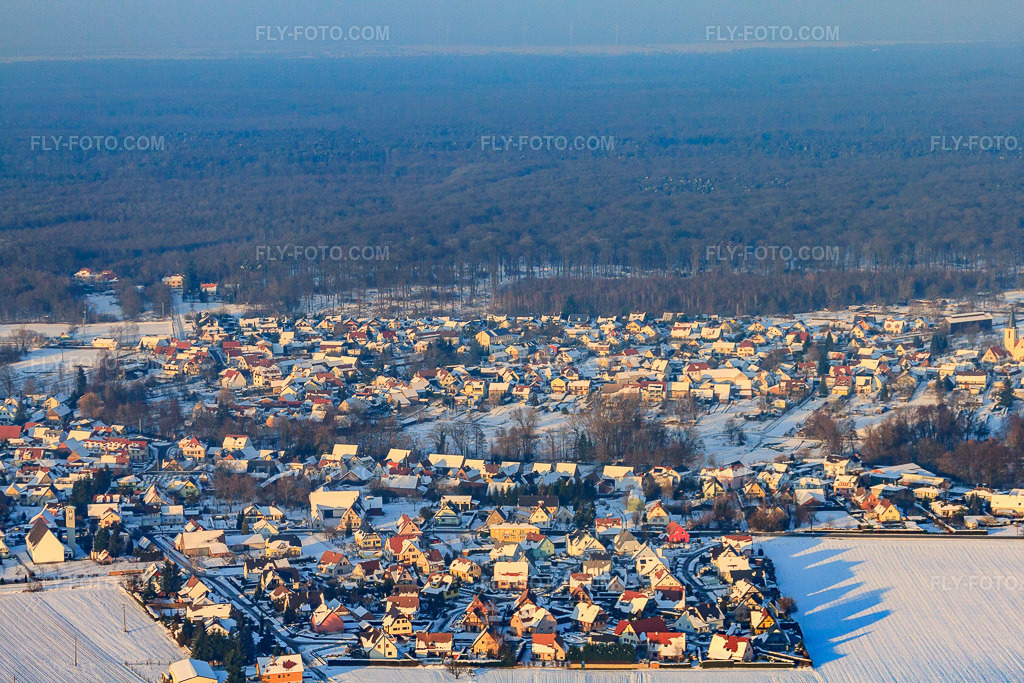 Aerial view: View of the town from the southwest in winter with snow in Scheibenhard in the state Bas-Rhin, France. – Photo: IMG_36683.jpg taken on 01/05/2011 by Werner Riehm/FLY-FOTO.com – Resolution of the original: 4752 x 3168 px
