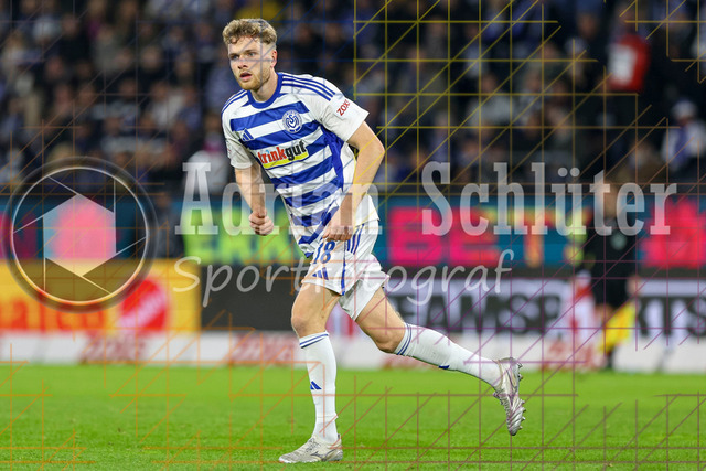 MSV Duisburg vs Rot-Weiss Essen - 3. Liga | Duisburg, Deutschland, 26.10.25:   Steffen Meuer (MSV Duisburg) schaut waehrend des Spiels der 3. Liga MSV Duisburg vs Rot-Weiss Essen in der schauinsland-reisen-arena(Foto von Brauer-Fotoagentur / Adrian Schlueter)