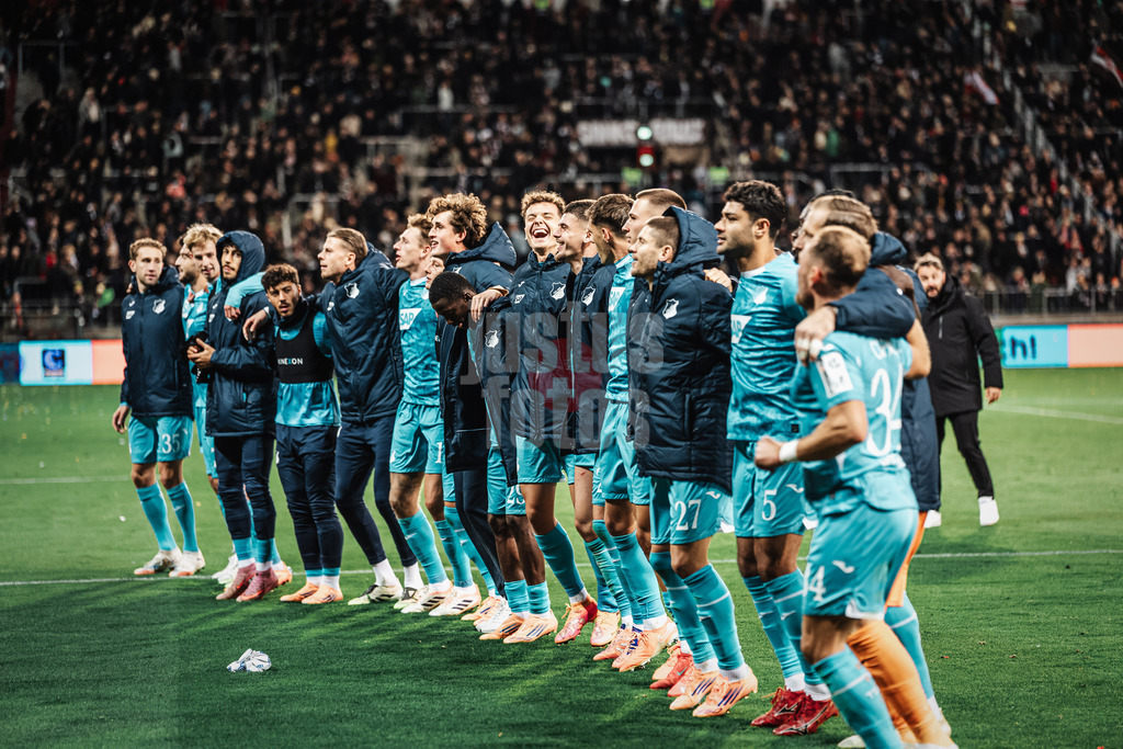 Fußball | Männer | Saison 2025/2026  | Fußball-Bundesliga | 07. Spieltag | FC St. Pauli vs. TSG Hoffenheim | 19.10.2025 | Die Mannschaft aus Hoffenheim feiert nach dem Spiel mit den Fans
