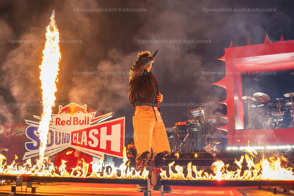KKU13122401010 | 13.12.2024, xkkux, Düsseldorf, Red Bull Soundclash, PSD Bank Dome, Konzert von Ski Aggu und 01099 gegen Summer Cem und KC Rebell, Im Bild Feuershow Performance von Ski Aggu 