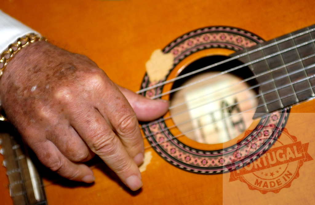 Musician playing acoustic guitar with gold bracelet | Close-up of a musician's hand playing an acoustic guitar, wearing a gold bracelet - Realisiert mit Pictrs.com