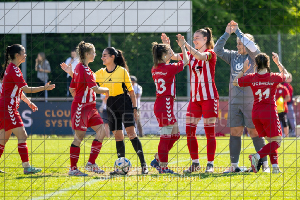 20250501_102901_0075 | #,1.FC Donzdorf II (rot) vs.1.Göppinger SV (weiß), Fussball, Frauen-Bezirkspokal Halbfinale Saison 2024/2025, Rasenplatz Lautertal Stadion, Süßener Straße 16, 73072 Donzdorf, 01.05.2025 - 10:30 Uhr,Foto: PhotoPeet-Sportfotografie/Peter Harich