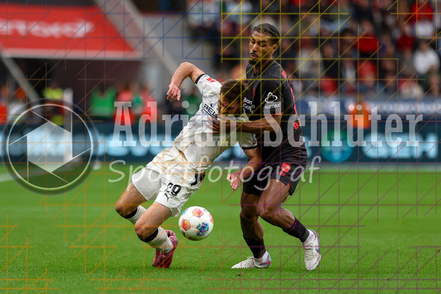 Bayer 04 Leverkusen vs Borussia Mönchengladbach - Bundesliga  | Leverkusen, Deutschland, 21.09.25:   Joseph Michael Scally (Borussia Mönchengladbach) und Loic Bade (Bayer 04 Leverkusen) im Kampf um den Ball waehrend des Spiels der Bundesliga zwischen  Bayer 04 Leverkusen vs Borussia Mönchengladbach in der BayArena(Foto von Brauer-Fotoagentur / Adrian Schlueter)