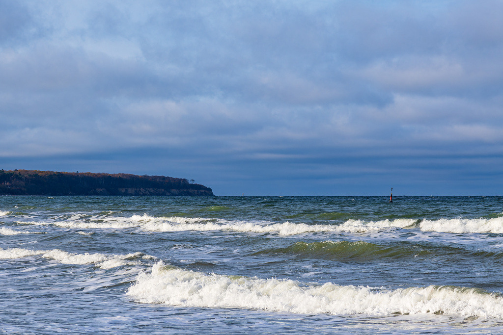 Wellen und Wolken an der Ostseeküste in Warnemünde | Wellen und Wolken an der Ostseeküste in Warnemünde.