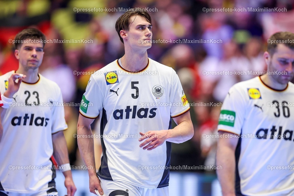 EHF15012602176 | 15.01.2026, Handball, Men's EHF EURO 2026, Deutschland - Österreich, Jyske Bank Boxen in Herning, Dänemark, Preliminary Round:  Miro Schluroff (Germany #05) neben  Renars Uscins (Germany #23) und  Lukas Mertens (Germany #36) 