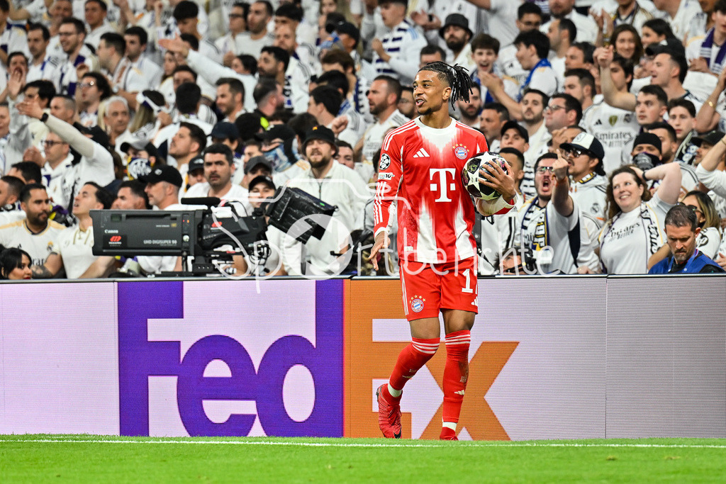 Real Madrid - FC Bayern München | MADRID, SPAIN - 07. APRIL: with Ball Michael OLISE (FC Bayern Munich 17) during the UEFA Champions League match between Real Madrid vs. FC Bayern Munich on Quarterfinal first leg at Estadio Santiago Bernabeu