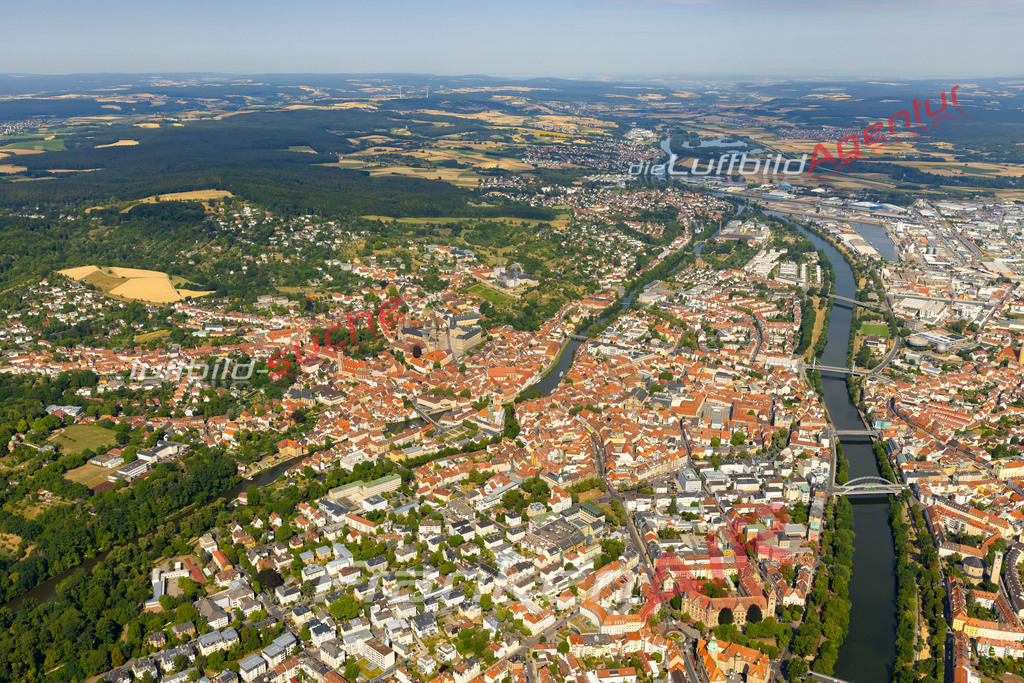 altstadt-bamberg-luftaufnahme-1686-2023 | Das Luftbild zeigt : Altstadt Bamberg - Die Luftaufnahme wurde 2023 vom UL-Flugzeug aus erstellt ( keine Drohne ) - 
Hochauflösende Luftaufnahme - Für grossformatige Ausdrucke geeignet. Die Geschenkidee !
Mit Lizenz und Bildrechte bestellbar