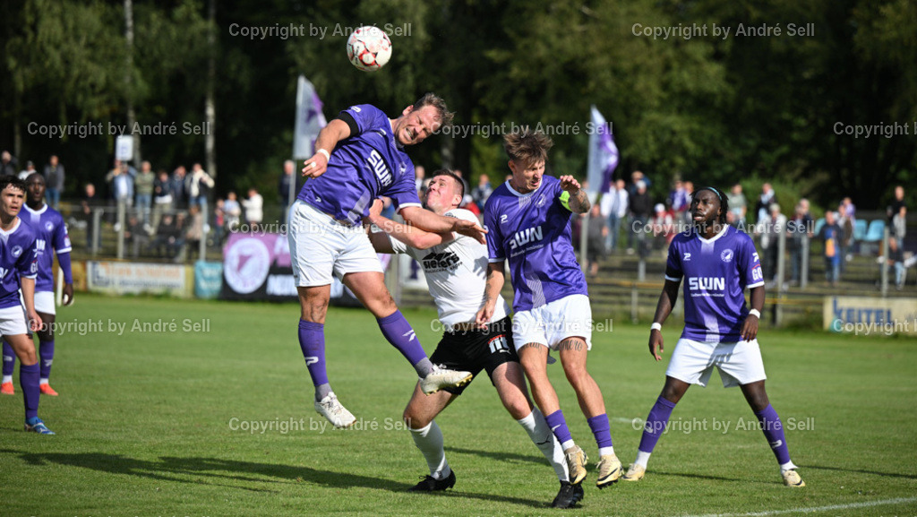 VfR Neumünster vs Eckernförder SV | Christopher Kramer (VfR #13) &amp; Kenny Korup (VfR #24) / Nils Wölki (ESV #24) - Fußball-Oberliga Männer 2024/2025 / VfR Neumünster vs Eckernförder SV / VfR-Stadion / Neumünster / 15.09.24 - Realisiert mit Pictrs.com
