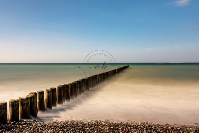 Buhnen an der Ostsee | Professionelle Natur- & Landschaftsfotos als Poster, auf Leinwand & viele mehr. Wähle aus einer Vielzahl an Formaten & Materialien Dein perfektes Bild. - Realisiert mit Pictrs.com