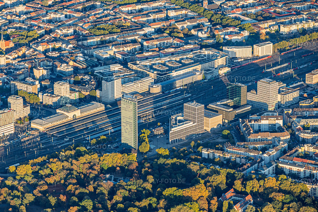 Luftbild: Hochhaus Victoria-Turm an der Helmut-Kohl-Straße (B36) und den Bahngleisen gegenüber Hbf Mannheim im Ortsteil Lindenhof in Mannheim im Bundesland Baden-Württemberg in Deutschland. – Foto: IMG_159709.jpg vom 06.10.2026 durch Werner Riehm/FLY-FOTO.de – Auflösung des Originals: 5703 x 3802 px