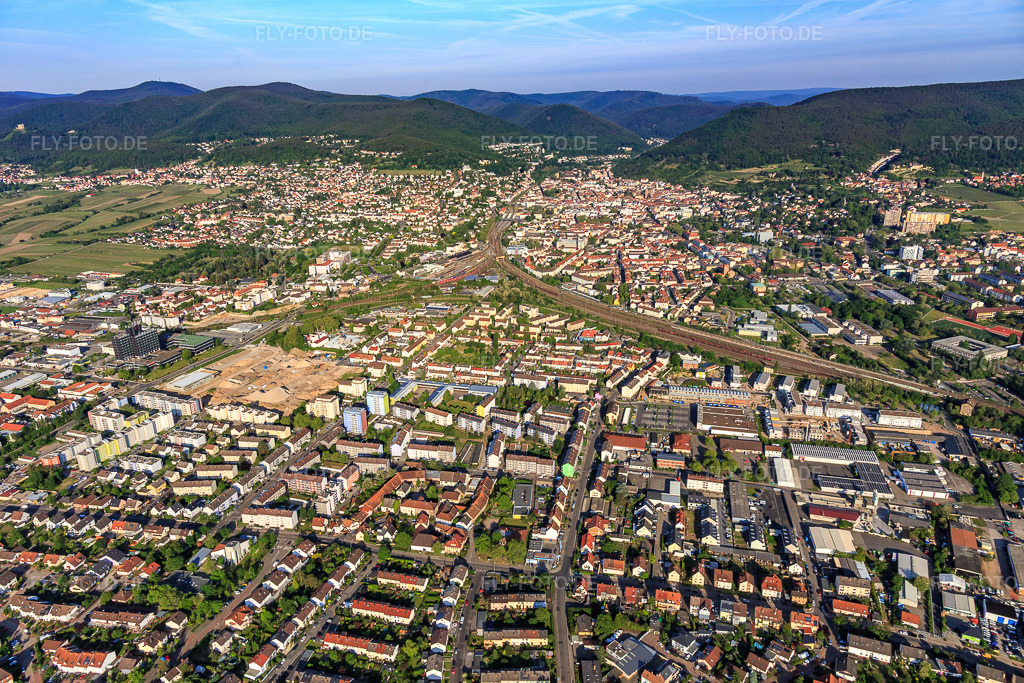 Luftbild: Ortsteil Branchweiler in Neustadt an der Weinstraße im Bundesland Rheinland-Pfalz in Deutschland. Foto: IMG_114182.jpg vom 26.05.2019 durch Werner Riehm/FLY-FOTO.de