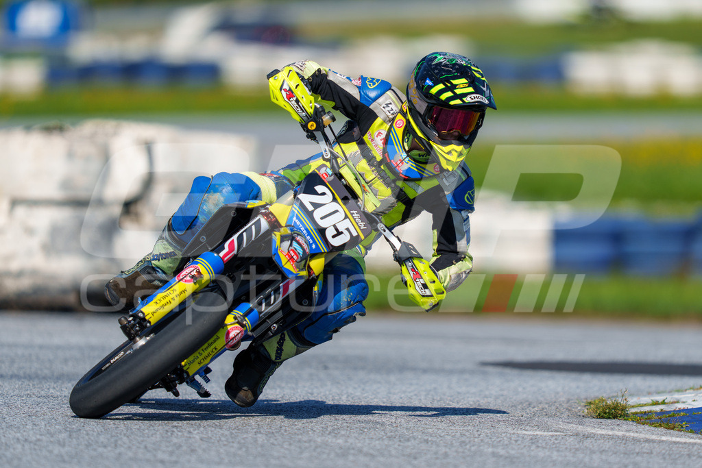 SuperMoto_Staatsmeisterschaft_Greinbach_243 | GRIPcapture steht für authentische Sportfotografie in Österreich – für Momente, die mehr sind als Geschwindigkeit oder Ergebnis. Es geht um Emotion, Spannung, Fokus und den Augenblick, der oft nur einen Wimpernschlag dauert.Ob Motorsport, Teamsport oder 