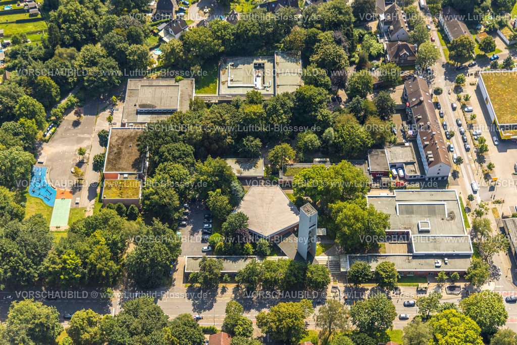 Gelsenkirchen240808114GE-Nord | Luftbild, Sekundarschule Hassel Flachdachgebäude und evang. Lukaskirche, Hassel, Gelsenkirchen, Ruhrgebiet, Nordrhein-Westfalen, Deutschland