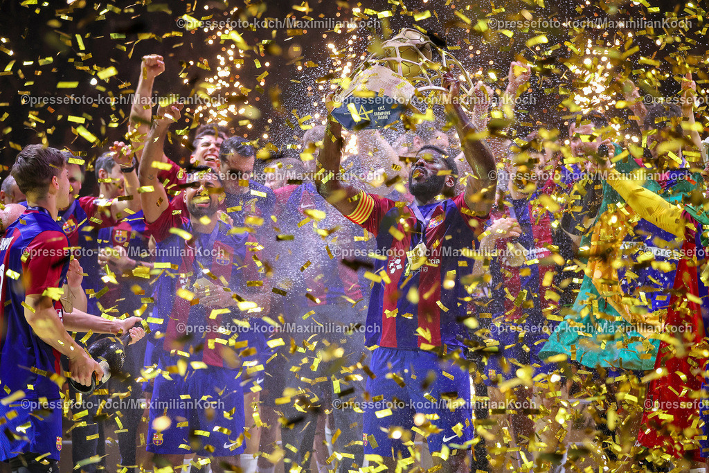 KoeEHF09062402062 | 09.06.2024, Köln, Handball, TruckScout24 EHF FINAL4, Machineseeker Champions League Men, Lanxess-Arena, Finale, Aalborg Handbold - FC Barcelona: Der FC Barcelona gewinnt mit 31:30. Siegerehrung Sieger Meister Meisterfeier Siegerehrungspodest Freude Jubel Jubelnd. Dika Mem (FC Barcelona) hebt die Trophaee nach Oben Pokal Siegerpokal Meisterschale