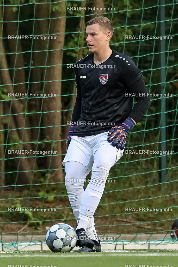 1_KFCWAT_20250723_0823.JPG -  - KFC Uerdingen - SG Wattenscheid 09 - Testspiel | Krefeld, Deutschland, 23.07.25: Torwart Jonas Holzum (KFC Uerdingen) in Aktion, am Ball, Einzelaktion waehrend des Testspiel Spiels zwischen KFC Uerdingen - SG Wattenscheid 09 in der Covestro Sportpark am 23. July 2025 in Krefeld, Deutschland. (Foto von Stefan Brauer/Brauer-Fotoagentur)