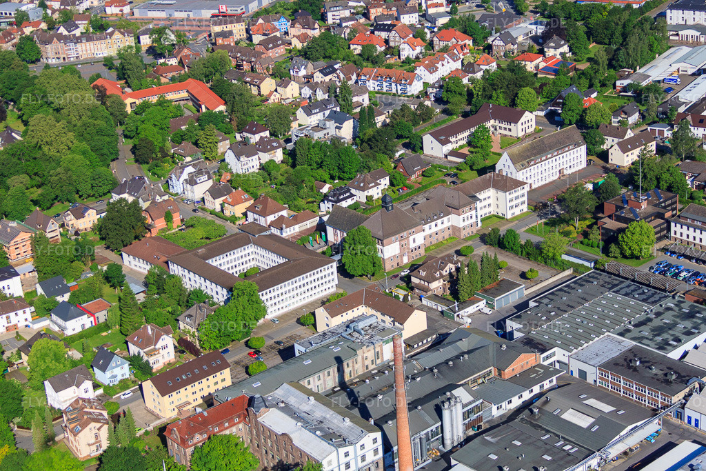 Luftbild: Behörden in dr Bismarckstraße mit Finanzamt Höxter, Ausländerbehörde | Kreis Höxter und Kfz-Zulassung Höxter in Höxter im Bundesland Nordrhein-Westfalen in Deutschland.Foto: IMG_65743.jpg vom 25.05.2014 durch Werner Riehm/FLY-FOTO.deFinanzamt Höxter | Ihre Finanzämter des Landes Nordrhein-WestfalenWWW.KREIS-HOEXTER.DEWWW.KREIS-HOEXTER.DE