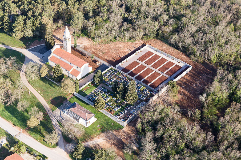 Aerial view: View of the town in Fuškulin in the state Gespanschaft Istrien, Croatia. – Photo: IMG_106333.jpg taken on 04/14/2018 by Werner Riehm/FLY-FOTO.com – Resolution of the original: 5472 x 3648 px