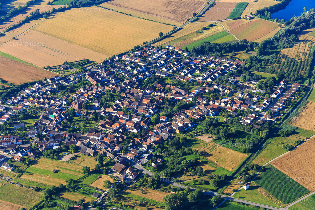 Luftbild: Ortsansicht aus Nordwesten im Ortsteil Staffort in Stutensee im Bundesland Baden-Württemberg in Deutschland. Foto: IMG_091759.jpg vom 10.07.2016 durch Werner Riehm/FLY-FOTO.de