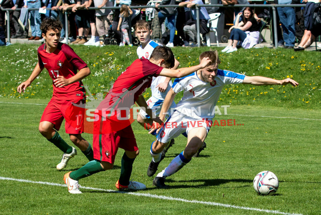 Portugal  U15 -Czech Republic U15 | AFONSO MEIRELES (Portugal #17) EDGAR MOTA (Portugal #2) ONDREJ PENXA (Czech Republic #14) LUKAS HRBACEK (Czech Republic #5) ; Portugal  U15 -Czech Republic U15 am 29.04.2022 in Arnoldstein
(Sportplatz), AUSTRIA, (Photo by Ernst Krawagner sport-fan.at) - Realisiert mit Pictrs.com