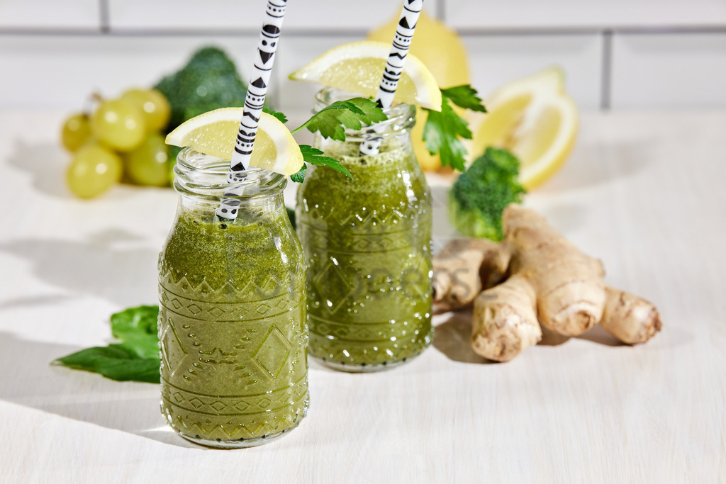 Green_Smoothie_Zitrone_Ingwer 1 1 | Stockfotos, Picsomania, MGM-Services, Michael Gerlach, Auftragsbilder, Auftragsarbeiten, Workshops, Shooting, Reisefotografie, Produktfotografie, Foodfotografie, Hochzeitsfotografie, Saarland, Fotografin, Fotograf, Hochzeitsbilder, Saarlouis, Hundeshootin