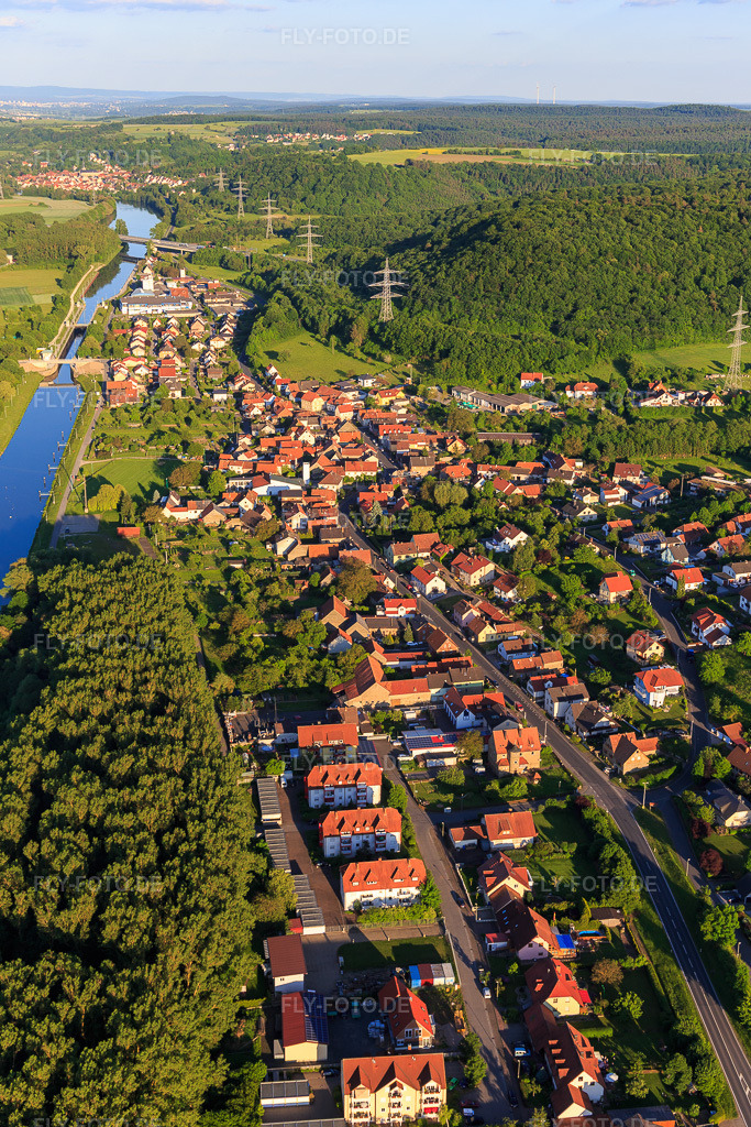 Luftbild: Dorfansicht am Main-Kanal vor der Schleuse Limbach des Wasserstraßen- und Schifffahrtsamt Schweinfurt im Ortsteil Limbach in Eltmann im Bundesland Bayern in Deutschland. – Foto: IMG_100110.jpg vom 26.05.2017 durch Werner Riehm/FLY-FOTO.de – Auflösung des Originals: 3648 x 5472 px – WSA Main