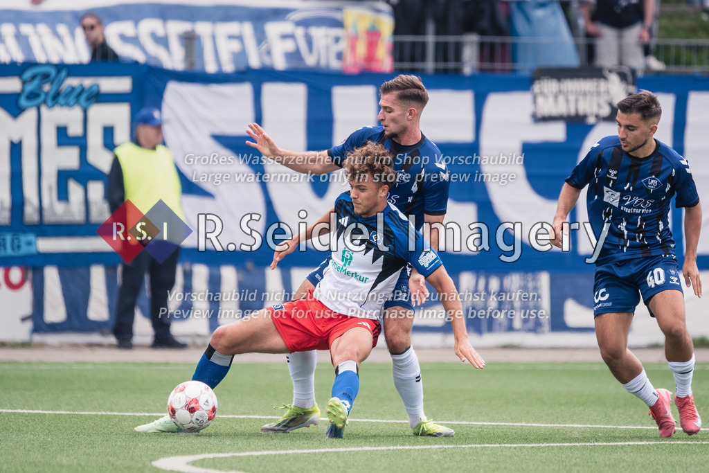 RS-1-134787 | Niklas Benedikt Tuppeck (#17, HSV), Ermal Pepshi (#34, Oldenburg). Im Hintergrund Fanbanner der Oldenburger.