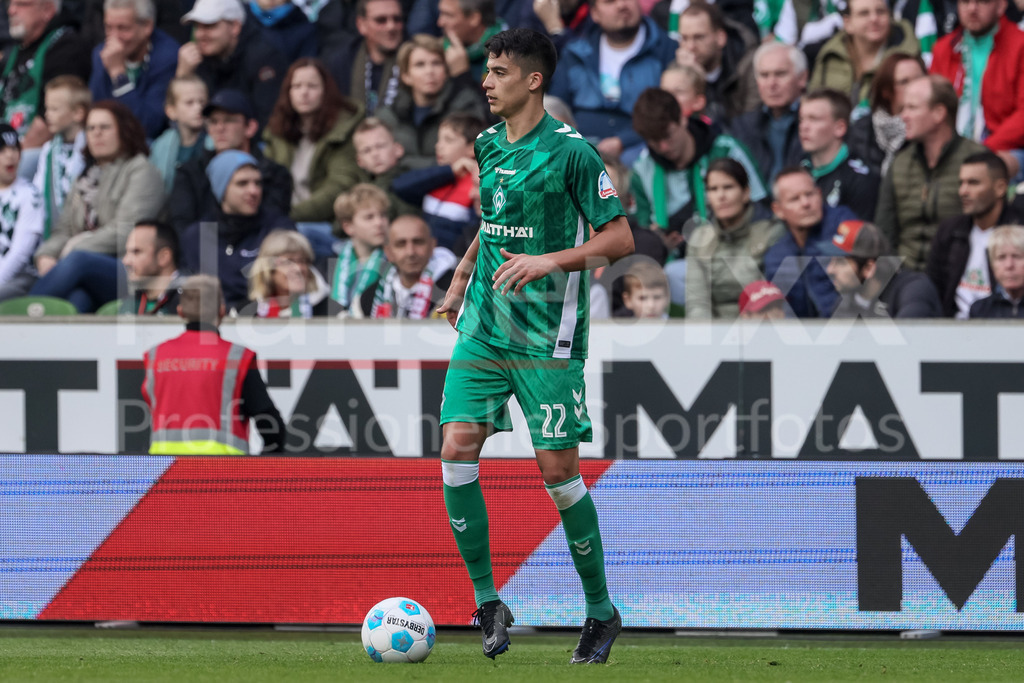 Fussball, Bundesliga, SV Werder Bremen - SC Freiburg | v.li.: Julian Malatini (SV Werder Bremen, 22) am Ball, Freisteller, Einzelbild, Ganzkörper, Aktion, Action, Spielszene, DIE DFL-RICHTLINIEN UNTERSAGEN JEGLICHE NUTZUNG VON FOTOS ALS SEQUENZBILDER UND/ODER VIDEOÄHNLICHE FOTOSTRECKEN. DFL REGULATIONS PROHIBIT ANY USE OF PHOTOGRAPHS AS IMAGE SEQUENCES AND/OR QUASI-VIDEO.