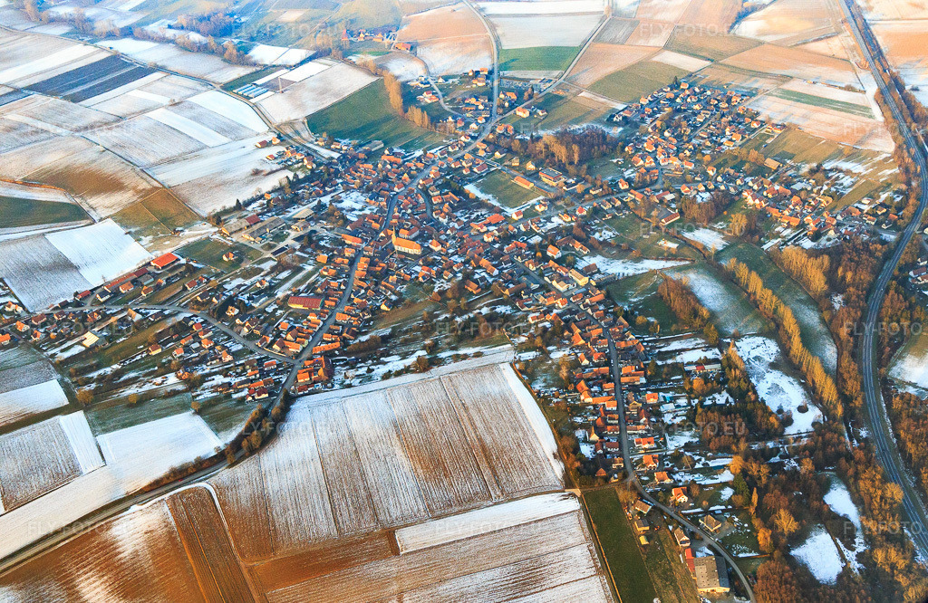 Vue aérienne: Vue du village depuis le sud en hiver, sous la neige à Riedseltz dans le département Bas Rhin, France – .Photo: IMG_096372.jpg prise le 21/01/2017 par Werner Riehm/FLY-FOTO.eu – Résolution de l'original: 5254 x 3416 px