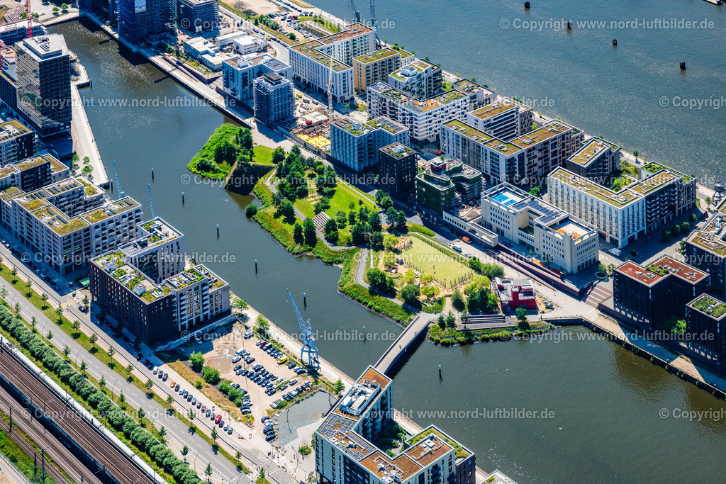 Hamburg_Baakenpark_Baakenhafen_Hafencity_ELS_0942200625 | HAMBURG 20.06.2025 Parkanlage des Baakenpark am Neubaugebiet am Petersenkai entlang der Baakenallee im Ortsteil HafenCity in Hamburg, Deutschland. Weiterführende Informationen bei: AUG. PRIEN Bauunternehmung (GmbH & Co. KG),  BVE Bauverein der Elbgemeinden eG,  Baugenossenschaft Hamburger Wohnen eG,  HafenCity Hamburg GmbH,  Johann Daniel Lawaetz-Stiftung,  Richard Ditting GmbH & Co. KG,  bof architekten,  florian krieger - architektur und städtebau gmbh. // Park of the Baakenpark in the new building area on Petersenkai along the Baakenallee in the district HafenCity in Hamburg, Germany. Further information at: AUG. PRIEN Bauunternehmung (GmbH & Co. KG),  BVE Bauverein der Elbgemeinden eG,  Baugenossenschaft Hamburger Wohnen eG,  HafenCity Hamburg GmbH,  Johann Daniel Lawaetz-Stiftung,  Richard Ditting GmbH & Co. KG,  bof architekten,  florian krieger - architektur und staedtebau gmbh. Foto: Martin Elsen