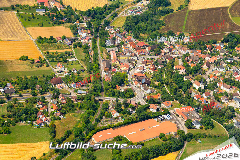 Aktuelles Luftbild von  Wallhausen - Die Luftaufnahme wurde 2022 mittels UL-Flugzeug erstellt ( keine Drohne ) - hochauflösende Kamera-Systeme von  Canon -Beste Qualität - Für grossformatige Ausdrucke geeignet. Die Geschenkidee !