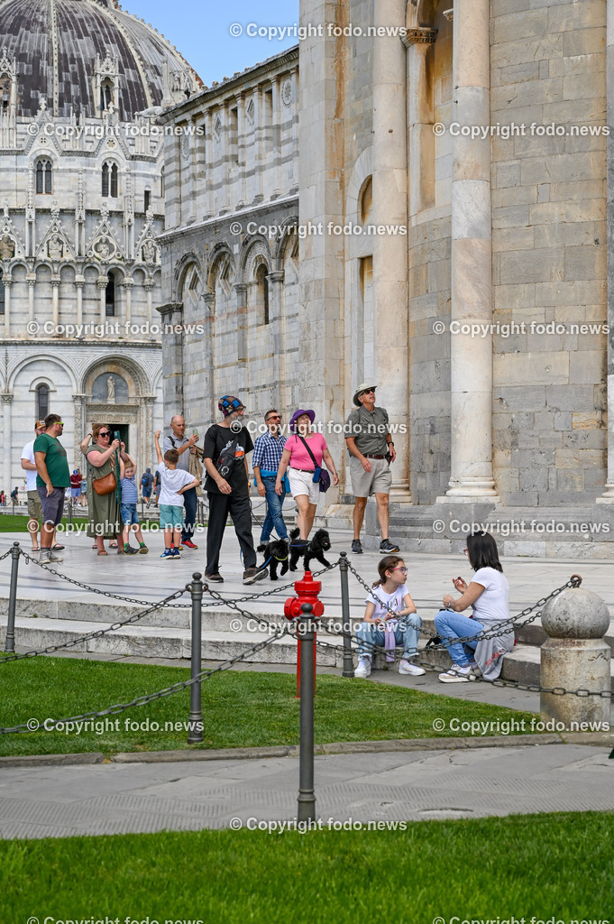Italien_ Toscana_ Pisa_ 28.05.2024-115 | 28.05.2024, Italien, ITA, Toskana, Pisa im Bild Stadtansichten, Gebäude, Architektur, Touristen, Historisch, Souvenier, Turm, Dom, Piazza, schief


Pisa ist eine Stadt in Italien, gelegen in der Toskana am Arno. Wahrzeichen ist der als Schiefer Turm von Pisa bekannte Campanile des Doms auf der Piazza dei Miracoli im Norden des Stadtzentrums. 
Quelle: Wikipedia
