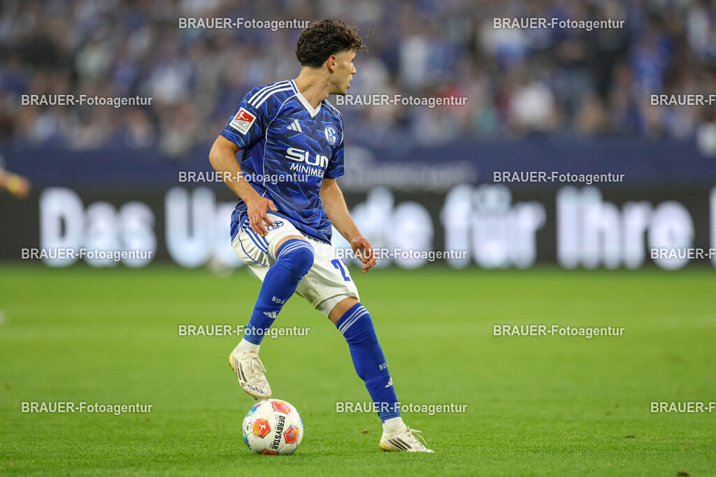 1_S04BER_20250801_1854.JPG -  - FC Schalke 04 - Hertha BSC Berlin - 2. Bundesliga | Gelsenkirchen, Deutschland, 01.08.25: Soufiane El-Faouzi (FC Schalke 04) in Aktion, am Ball, Einzelaktion waehrend des Spiels der 2. Bundesliga zwischen FC Schalke 04 - Hertha BSC Berlin in der Veltins-Arena am 01. August 2025 in Gelsenkirchen, Deutschland. (Foto von Stefan Brauer/Brauer-Fotoagentur)DFB/DFL REGULATIONS PROHIBIT ANY USE OF PHOTOGRAPHS AS IMAGE SEQUENCES AND/OR QUASI-VIDEO.
