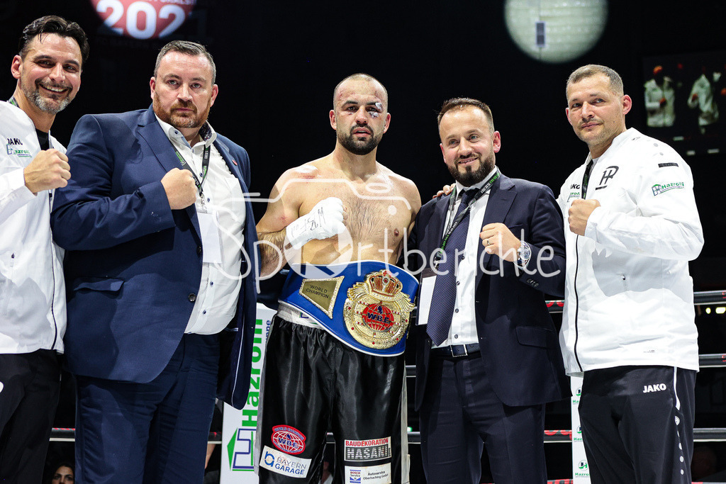 Profi - Box - Gala / Main Event | Shefat ISUFI (Schwarz Weisse Hose) bleibt WBF Weltmeister