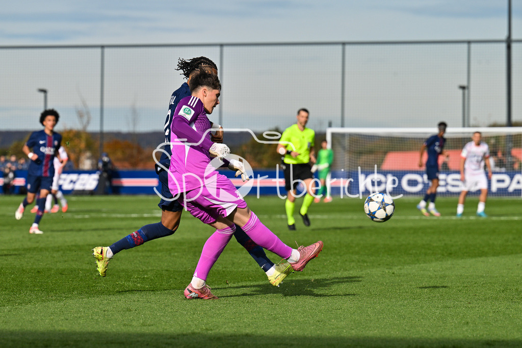 Paris Saint Germain U19 - FC Bayern München U19 | PARIS, FRANKREICH - 4. NOVEMBER: im Duell Mathis JANGEAL (PSG U19 24) und Leon KLANAC (FC Bayern München U19 1) beim Ligaspiel zwischen der U19 von Paris Saint Germain und der U19 des FC Bayern München am 4. Spieltag der UEFA Youth League am PSG Campus am 04.11.2025