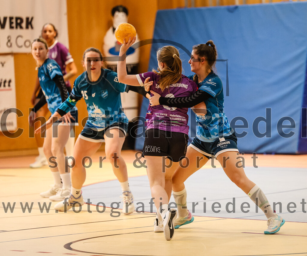 2024-03-09_065_SpVgg_Altenerding_gegen_Eintracht_Dachau-Karlsfeld | Erding, Deutschland, 09.03.2024:
Handball, Bezirksoberliga Frauen Altbayern 2023 / 2024, 17. Spieltag, SpVgg Altenerding gegen Eintracht Dachau-Karlsfeld, Endergebnis: 26:25

Carolin Feldges (TSV Eintracht Karlsfeld, #95), Marlene Mittermeier (SpVgg Altenerding, #6)

Foto: Christian Riedel / fotografie-riedel.net