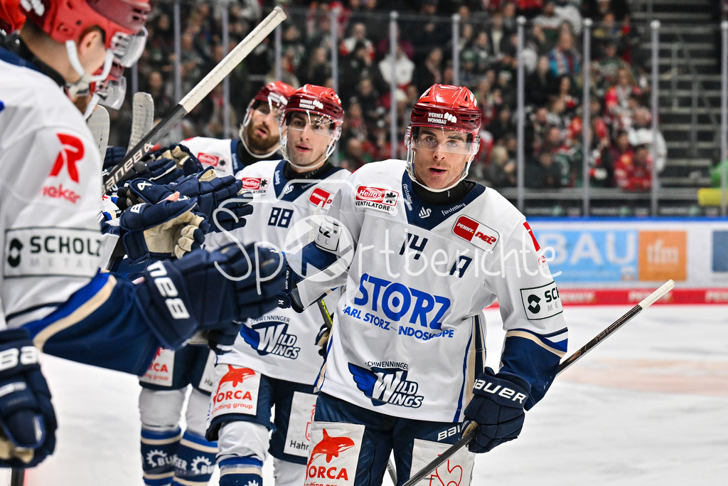 Augsburger Panther - Schwenninger Wild Wings | AUGSBURG, GERMANY - 02. JANUARY: Jubel der Wild Wings nach dem Treffer zum 1-4 durch Jordan SZWARZ (Schwenninger Wild Wings 14) / Tor / Torschuetze / Freude / Happy während dem Match zwischen den Augsburger Panthern und den Schwenninger Wild Wings am 35. Spieltag der Penny DEL im Curt Frenzel Stadion