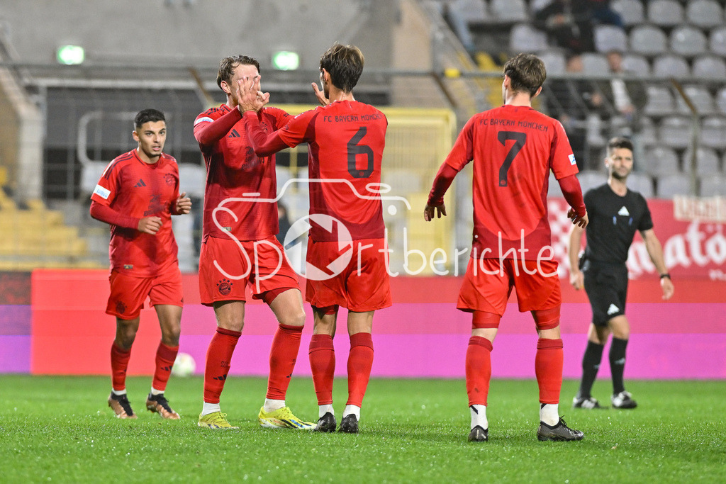 FC Bayern Amateure - FV Illertissen | Jubel der Amateure nach dem Treffer zum 3-2 durch Steve BREITKREUZ (FC Bayern München II #5) / Freude / Happy / tor / torschuezte