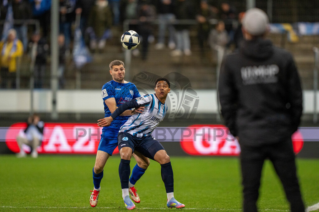 SV Stuttgarter Kickers vs. SGV Freiberg, Fussball, WFV-Pokal, Viertelfinale, 17.03.2026 | Zweikampf zwischen David Udogu (SV Stuttgarter Kickers, #27) und Jacob Engel (SGV Freiberg, #03),SV Stuttgarter Kickers vs. SGV Freiberg, Fussball, WFV-Pokal, Viertelfinale, 17.03.2026Foto: photosbyphips/Philip Ziegler