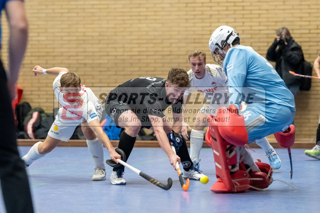 SFE_20240106_0069 | Neuss, Deutschland, 06.01.2024: Jan Zielinsku (SW Neuss), Leo Mink (Rot-Weiss Köln), Aron Flatten (Rot-Weiss Köln) in Aktion waehrend des Spiels der Halle 1. Bundesliga Herren zwischen SW Neuss vs Rot-Weiss Köln im Stadionhalle (SW Neuss) am 06.01.2024 in Neuss, Deutschland. (Foto von Stephan Fehrmann)

Neuss, Germany, 06.01.2024: Jan Zielinsku (SW Neuss), Leo Mink (Rot-Weiss Köln), Aron Flatten (Rot-Weiss Köln) in action during the game of Halle 1. Bundesliga Herren between SW Neuss vs Rot-Weiss Köln in Stadionhalle (SW Neuss) at 06.01.2024 in Neuss, Deutschland. (Foto von Stephan Fehrmann)
