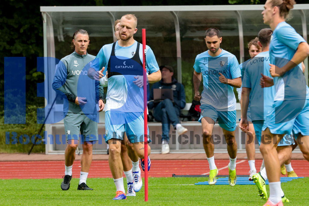 1. Fussball Bundesliga:  Trainingsauftakt VfL Bochum 1848 {date} -  | {headline}(Foto: Sebastian Sendlak / BOND)DFL regulations prohibit any use of photographs as image sequences and/or quasi-videos. - Realisiert mit Pictrs.com