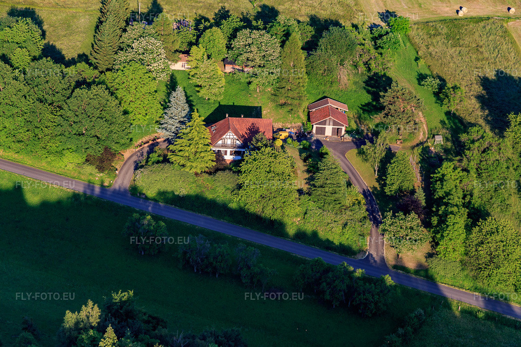 Vue aérienne: Villa rue de Wingen à Lembach dans le département Bas Rhin, France.Photo: IMG_080280.jpg prise le 05/06/2015 par Werner Riehm/FLY-FOTO.euRésolution de l'original: 5472 x 3648 px