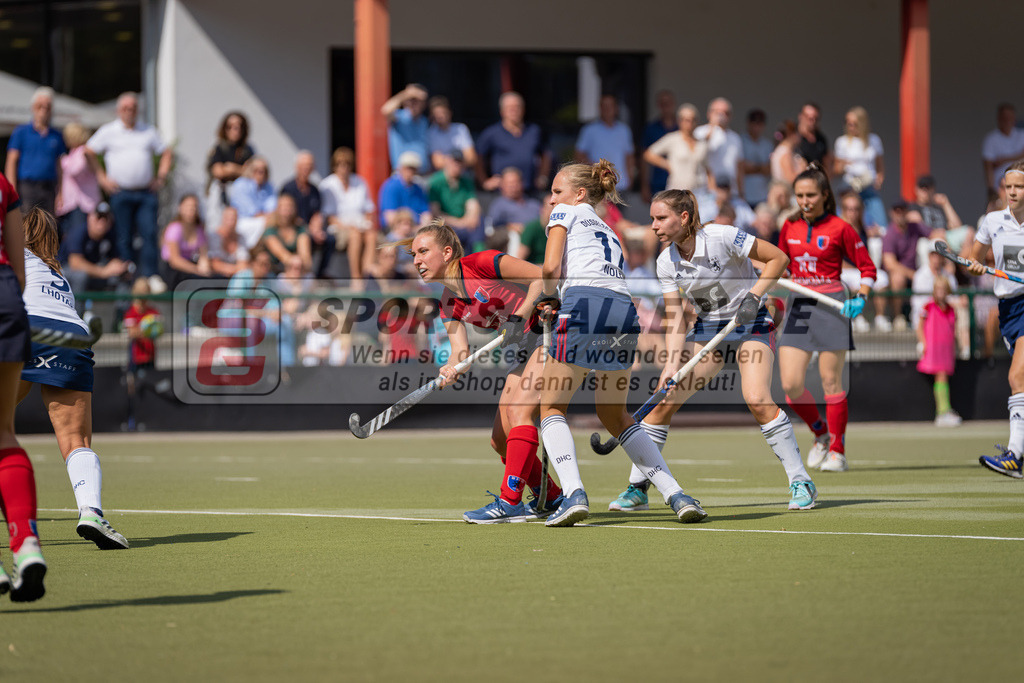 HK_20220903_109564 | 1. Bundesliga Damen Düsseldorfer HC - Berliner HC am 3.9.2022 DHC Düsseldorf, Düsseldorf , Lisa Nolte ( Düsseldorfer HC #17 ) , Elisa Gräve ( Düsseldorfer HC #26 )