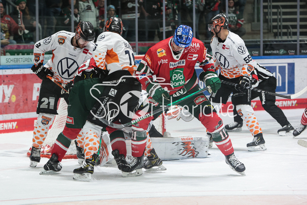 Augsburger Panther - Grizzlys Wolfsburg | Jean-Christophe BEAUDIN (WOB #16) im Duell mit Adam Payerl (AEV #11)